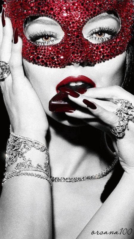 Женщина в красной маске