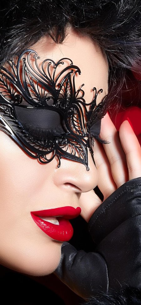 Женщина в кружевной маске