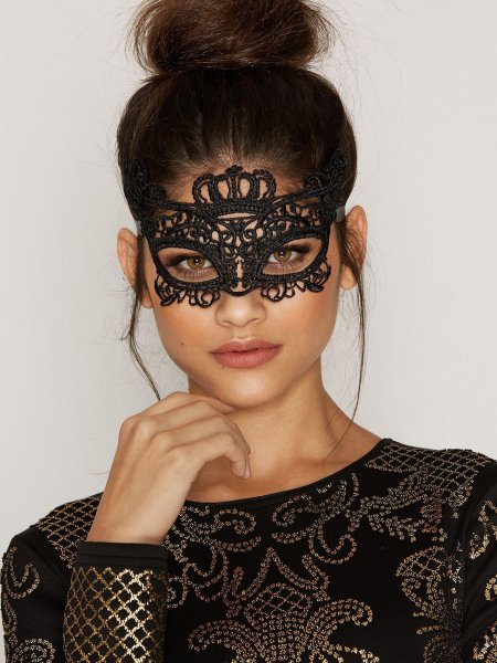 Кружевная маска