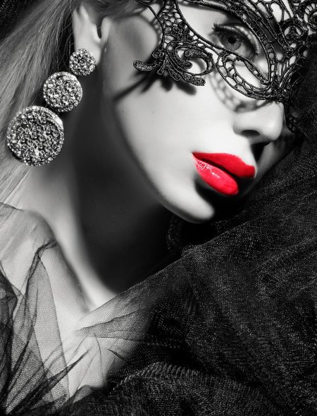 Девушка в кружевной маске