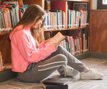 Девушка с книжкой