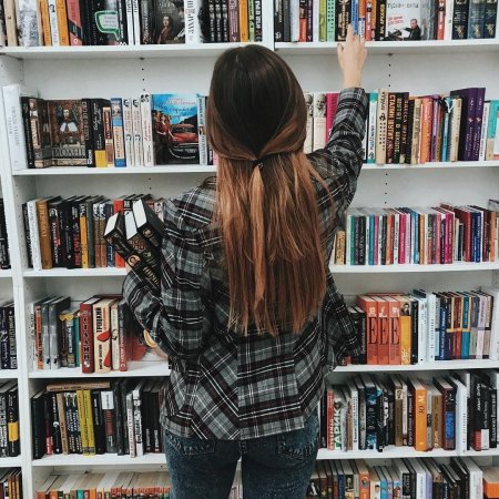 Девушка с книгами