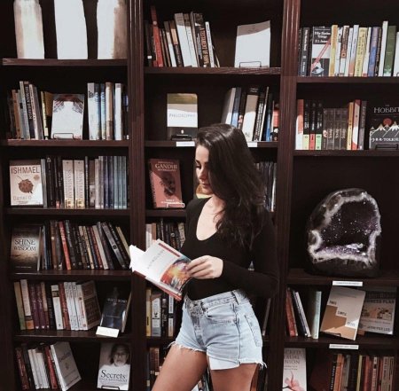 Девушка в библиотеке