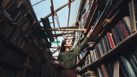 Девушка в библиотеке