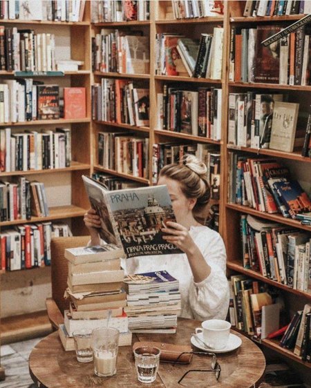 Девушка в библиотеке