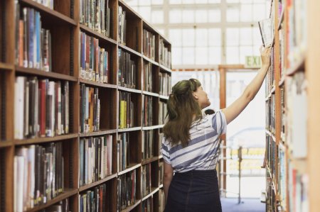 Студент в библиотеке