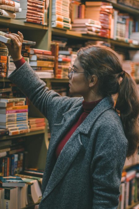 Девушка в библиотеке