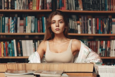 Девушка с книгами