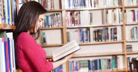 Женщина с книгой