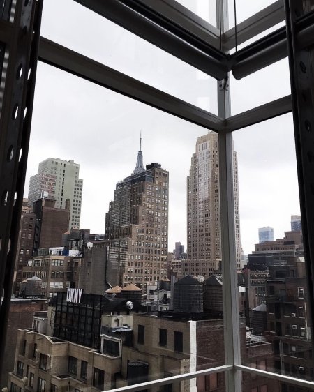 Нью-йорк ночной манхэттен с окна