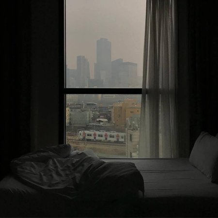 Кровать у окна