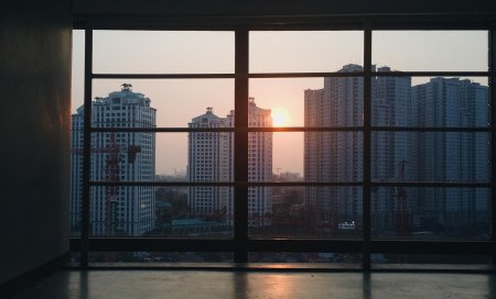 Окно с видом на город