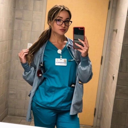 Красивая медсестра