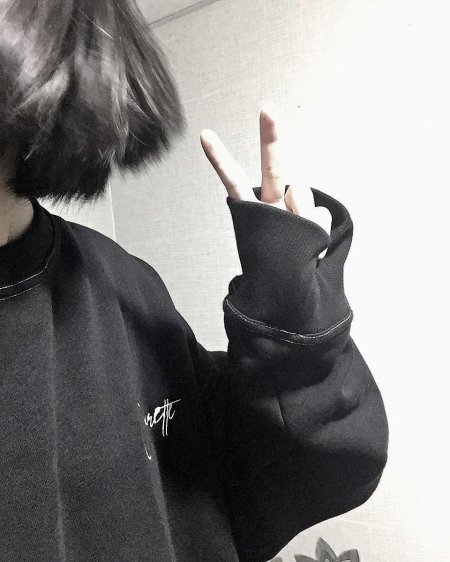 Девушки с темными короткими волосами без лица