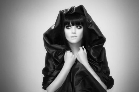 Девушка в черном