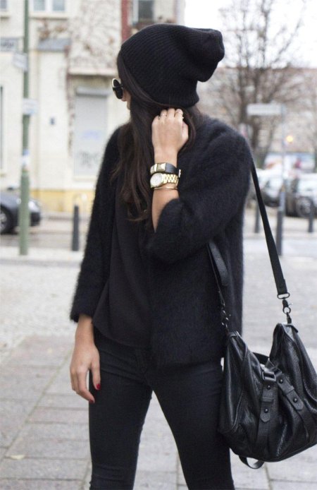 Девушка в черной шапке стиль