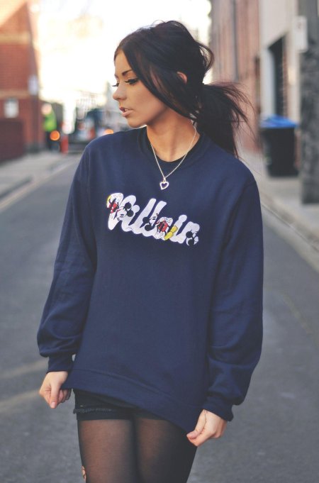 Девушка в кофте