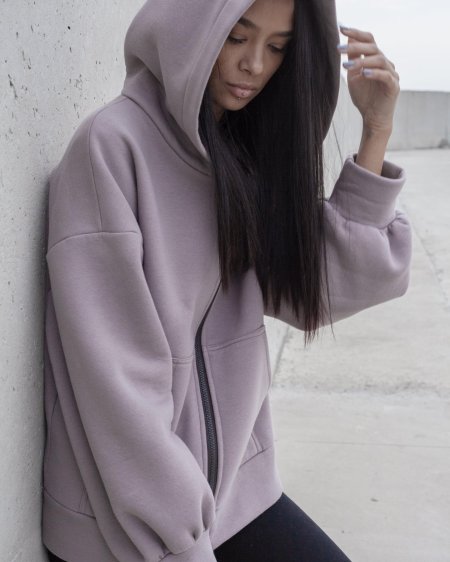 Девушка в толстовке