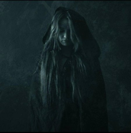 Женщина в черном капюшоне