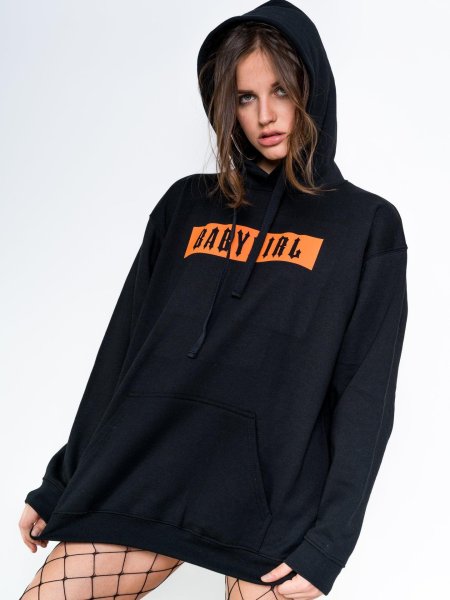 Девушка в толстовке