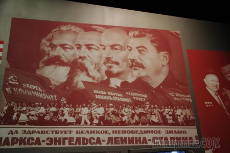 Да здравствует непобедимое знамя маркса-энгельса-ленина-сталина