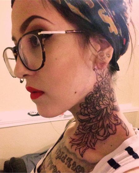 Женские татуировки на шее