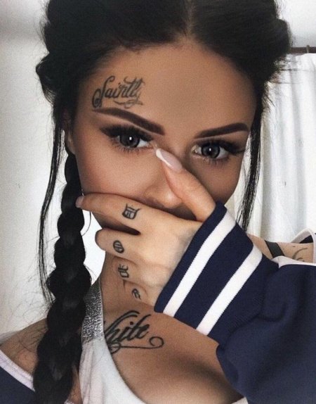 Девушка с татуировками