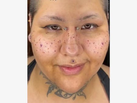 Цветные тату на лице