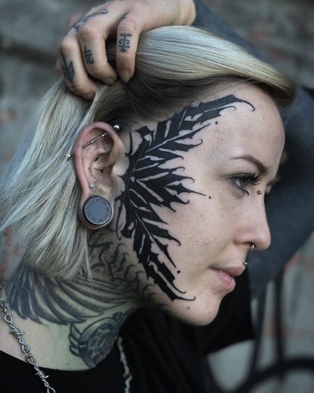 Тату на щеке