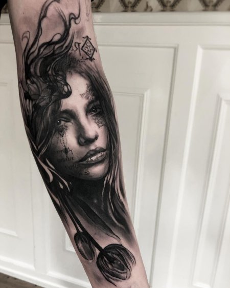 Тату в стиле реализм для девушек