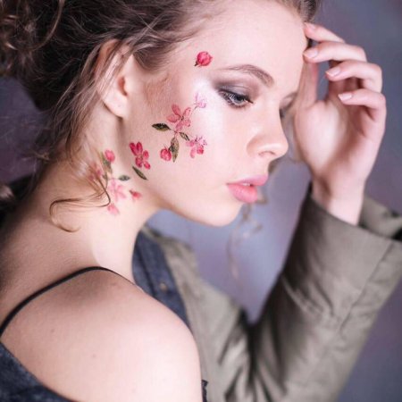 Тату на лице девушки