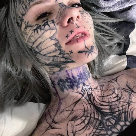 Девушка с татуировками