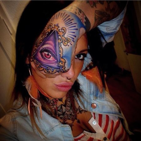 Женщины с татуировками на лице