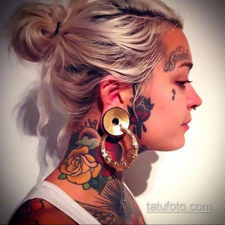 Женщина с татуировками