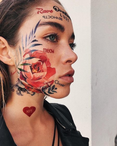 Тату на лице девушки