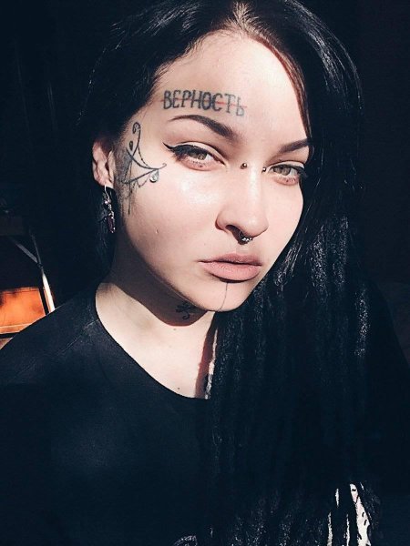 Мия бойко тату на лице