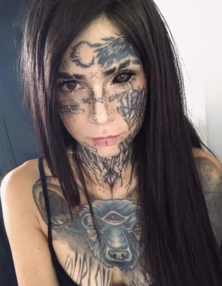 Девушка с татуировками