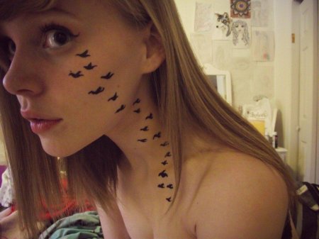 Тату птички на шее