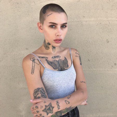 Лысые татуированные девушки