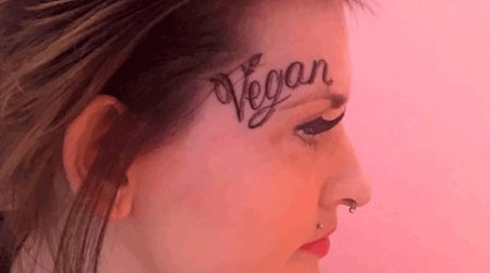 Татуировка над бровью женская