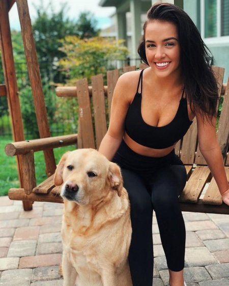 Девушка с большой собакой