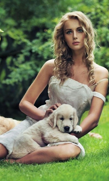 Девушка с собаками