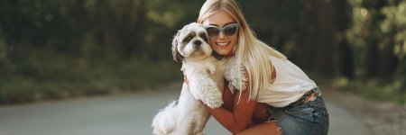 Блондинка с собакой