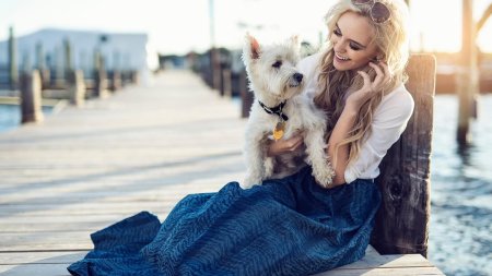 Девушка с собачкой