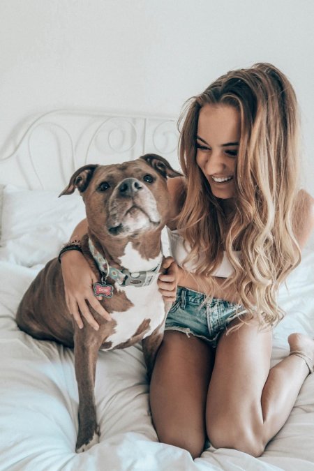 Девушка с собачкой