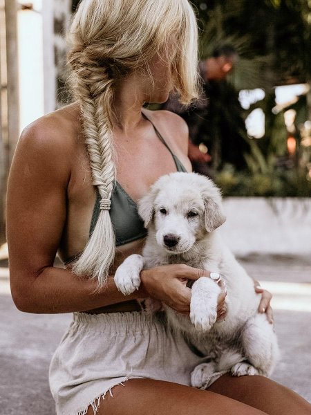 Блондинка с собачкой