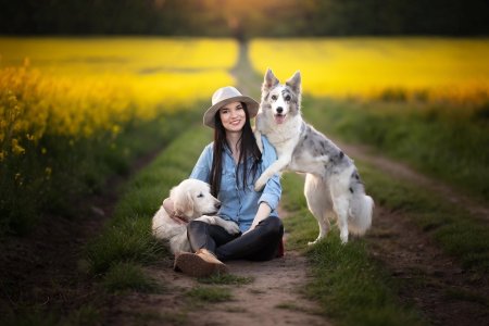 Девушка с собаками