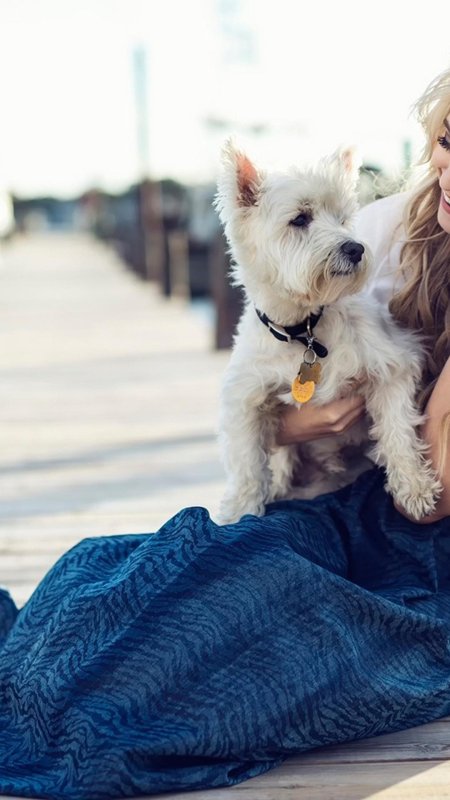 Блондинка с собачкой