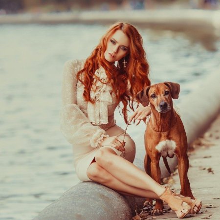 Девушка с собачкой