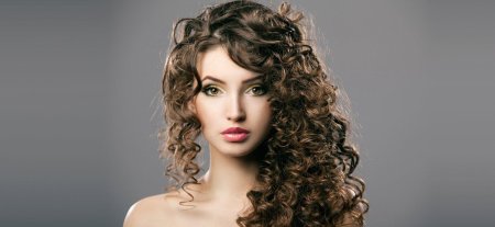 Прическа на длинные кудрявые волосы